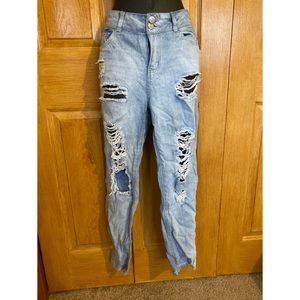 Semi high wasted distressed jean.
